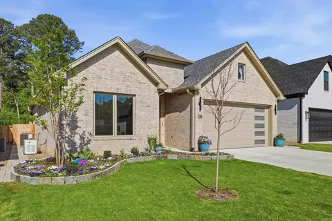 135 Woodlands Park Dr, Little Rock, AR 72211