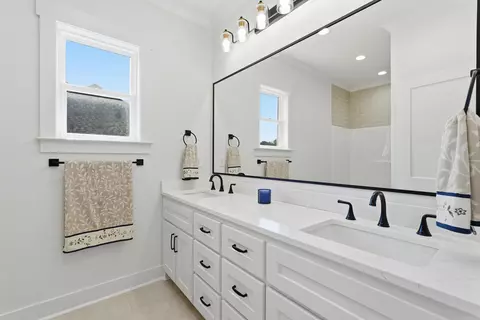 Bath - 1650 Dolphin Dr, Conway, AR 72034 photo 6 of 8