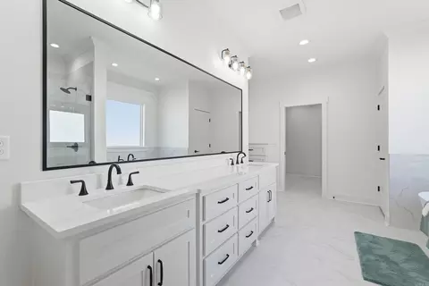 Bath - 1650 Dolphin Dr, Conway, AR 72034 photo 1 of 8