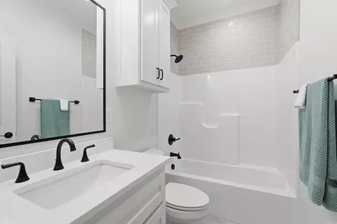 Bath - 1650 Dolphin Dr, Conway, AR 72034 photo 5 of 8