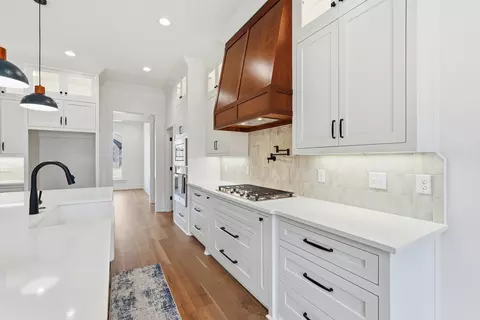 Kitchen - 1650 Dolphin Dr, Conway, AR 72034 photo 8 of 8