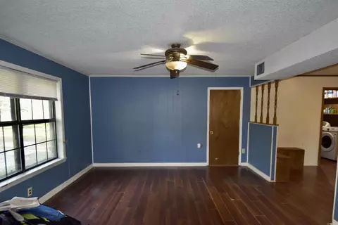 Living - 143 Windmill Ln, Malvern, AR 72104 photo 2 of 3
