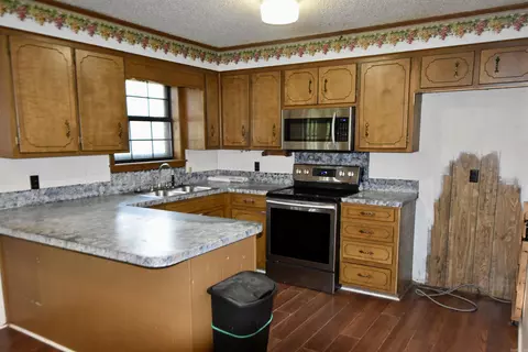 Kitchen - 143 Windmill Ln, Malvern, AR 72104 photo 1 of 3