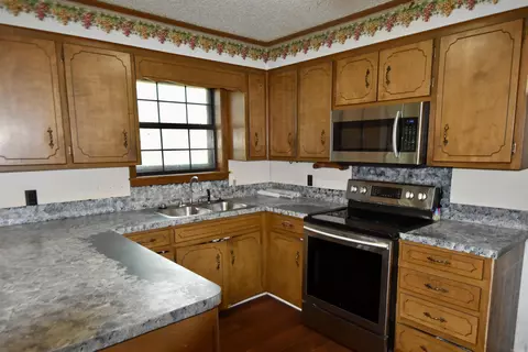 Kitchen - 143 Windmill Ln, Malvern, AR 72104 photo 2 of 3