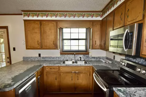 Kitchen - 143 Windmill Ln, Malvern, AR 72104 photo 3 of 3