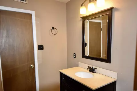 Bath - 143 Windmill Ln, Malvern, AR 72104 photo 1 of 3