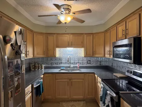 Kitchen - 4 Stratford, Pine Bluff, AR 71603 photo 2 of 3