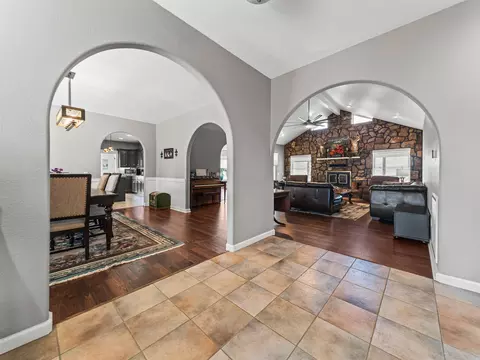 Entry Way - 163 Barbie Ln, Mount Ida, AR 71957 photo 2 of 2