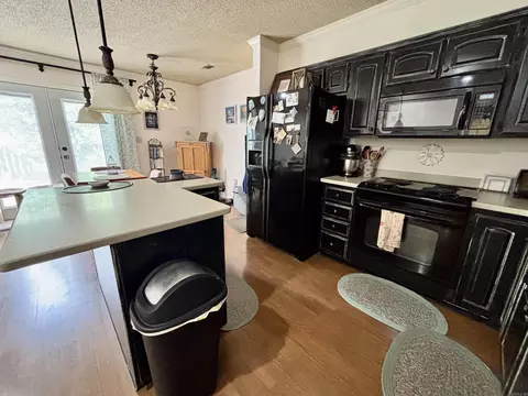 Kitchen - 2910 E Moore Ave, Searcy, AR 72143 photo 1 of 5