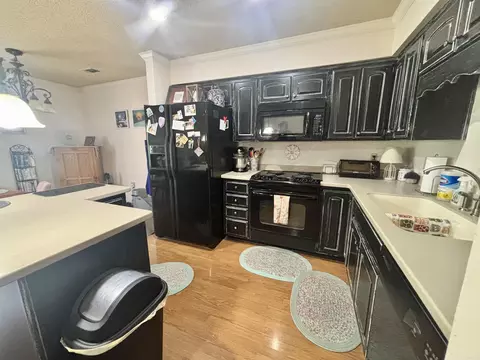 Kitchen - 2910 E Moore Ave, Searcy, AR 72143 photo 2 of 5