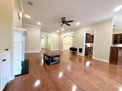 Living - 922 Sinclair Ct, Searcy, AR 72143 photo 2 of 3