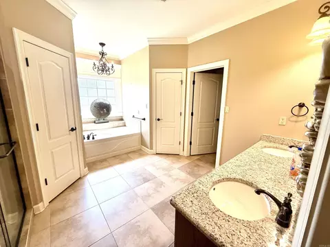 Bath - 922 Sinclair Ct, Searcy, AR 72143 photo 1 of 5