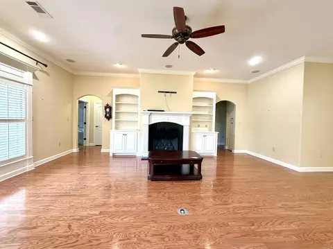 Living - 922 Sinclair Ct, Searcy, AR 72143 photo 3 of 3