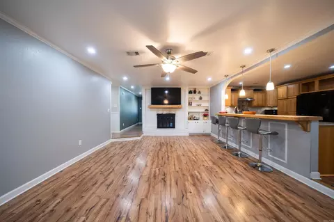 Living - 27 White Oak Dr, Conway, AR 72034 photo 2 of 7