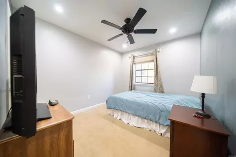 Bedroom - 27 White Oak Dr, Conway, AR 72034 photo 3 of 6