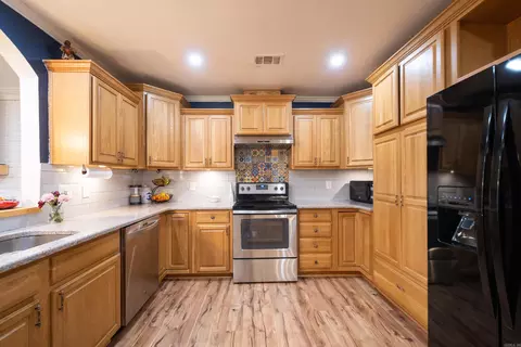 Kitchen - 27 White Oak Dr, Conway, AR 72034 photo 3 of 4