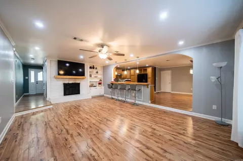 Living - 27 White Oak Dr, Conway, AR 72034 photo 3 of 7