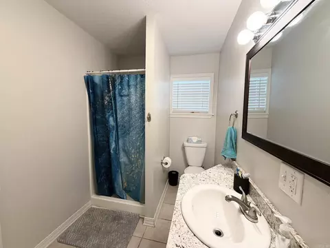 Bath - 206 N Vine St, Mountain View, AR 72560 photo 1 of 2