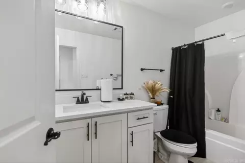 Bath - 1408 Woolridge Dr, Benton, AR 72019 photo 1 of 3
