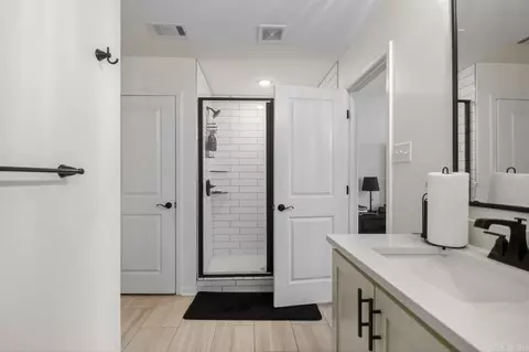 Bath - 1408 Woolridge Dr, Benton, AR 72019 photo 3 of 3