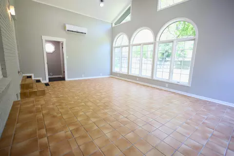 Living - 612 Circle Dr, Trumann, AR 72472 photo 5 of 9