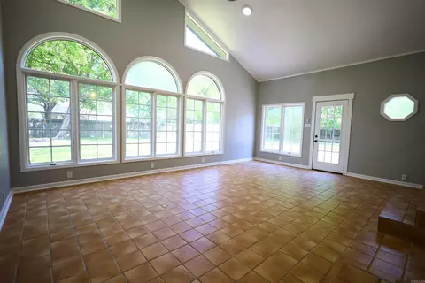 Living - 612 Circle Dr, Trumann, AR 72472 photo 4 of 9
