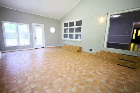 Living - 612 Circle Dr, Trumann, AR 72472 photo 6 of 9