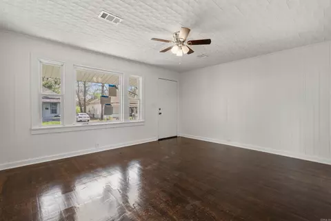 Living - 718 Baker St, Malvern, AR 72104 photo 2 of 3