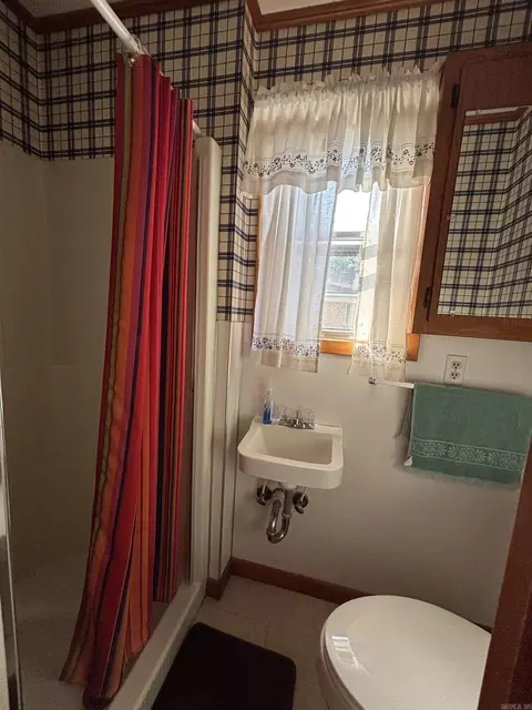 Bath - 310 Elm St, Walnut Ridge, AR 72476 photo 1 of 2