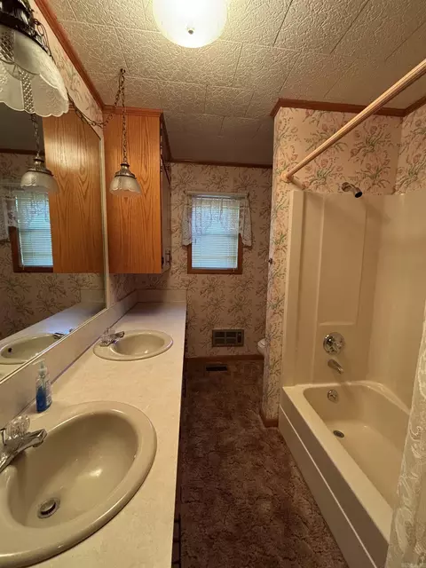 Bath - 310 Elm St, Walnut Ridge, AR 72476 photo 2 of 2