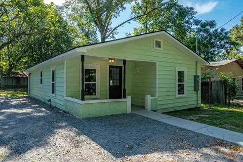 Exterior - 823 Cherry Ln, Malvern, AR 72104 photo 3 of 9