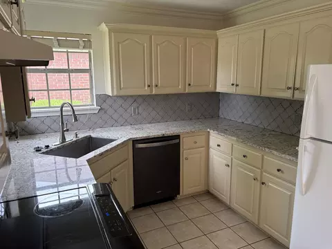 Kitchen - 4520 Oregon Trl, Conway, AR 72034 photo 2 of 3