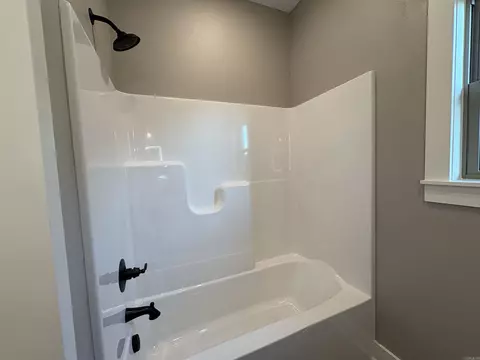 Bath - 1850 Pecan Creek Dr, Conway, AR 72034 photo 5 of 6