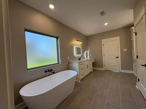 Bath - 1850 Pecan Creek Dr, Conway, AR 72034 photo 2 of 6