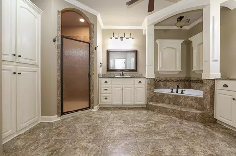 Bath - 6009 Hardin Dr, Bryant, AR 72022 photo 2 of 4