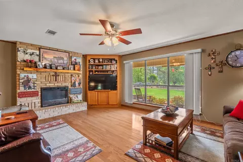 Living - 9 Hensley Dr, Damascus, AR 72039 photo 2 of 4