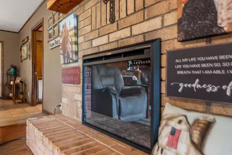 Living - 9 Hensley Dr, Damascus, AR 72039 photo 4 of 4