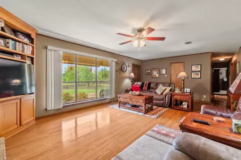 Living - 9 Hensley Dr, Damascus, AR 72039 photo 3 of 4