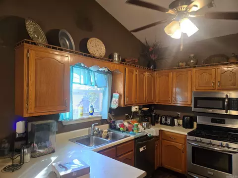Kitchen - 909 S Shobe Rd, Bryant, AR 72022 photo 2 of 3
