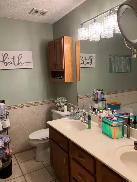 Bath - 909 S Shobe Rd, Bryant, AR 72022 photo 3 of 6