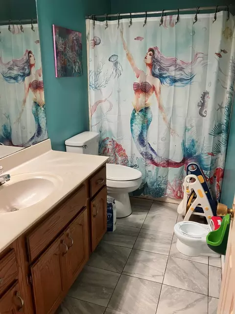 Bath - 909 S Shobe Rd, Bryant, AR 72022 photo 4 of 6