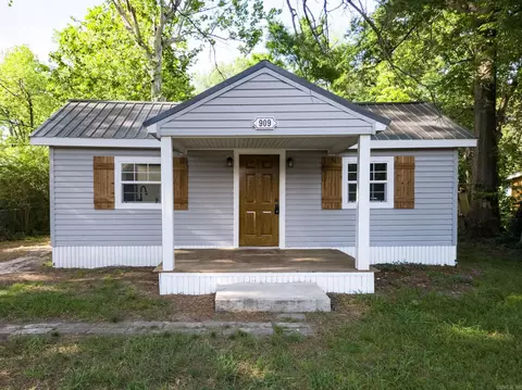 909 E 9th St, Stuttgart, AR 72160