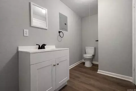 Bath - 903 Belmont Dr, Pine Bluff, AR 71601 photo 2 of 3