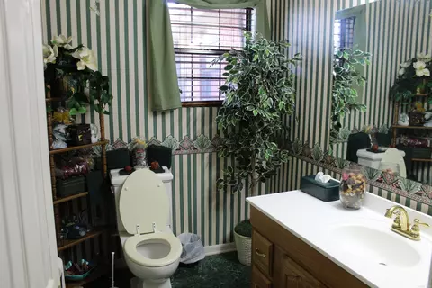 Bath - 2713 E 10th Ave, Pine Bluff, AR 71601 photo 1 of 2