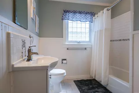 Bath - 1400 W 33rd St, Pine Bluff, AR 71603 photo 2 of 4