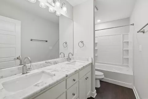 Bath - 2921 Gillis Dr, Benton, AR 72015 photo 4 of 4