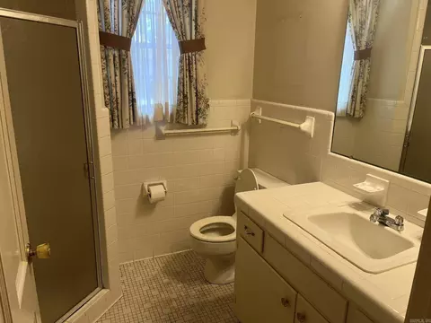 Bath - 2501 W 48th Ave, Pine Bluff, AR 71603 photo 1 of 2