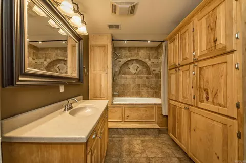 Bath - 1600 E Lakeview, Benton, AR 72015 photo 5 of 5
