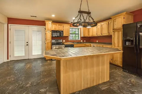 Kitchen - 1600 E Lakeview, Benton, AR 72015 photo 4 of 4