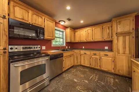 Kitchen - 1600 E Lakeview, Benton, AR 72015 photo 2 of 4